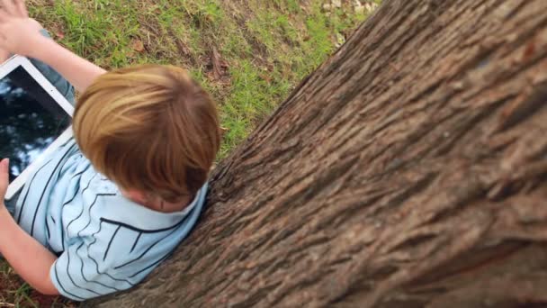 Kleine jongen met behulp van tablet computer — Stockvideo