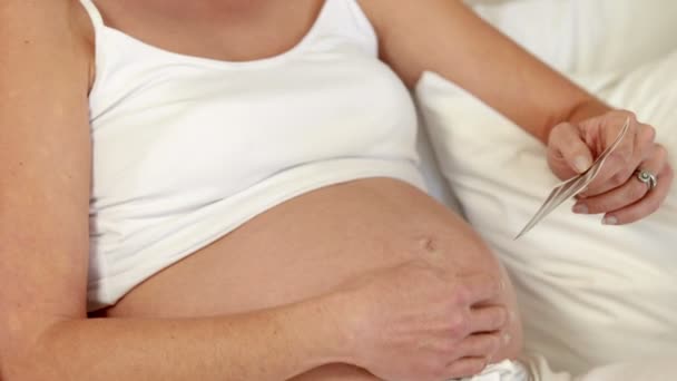 Беременная женщина смотрит на ультразвуковое сканирование — стоковое видео