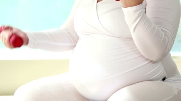 Gravid kvinna utövar på boll — Stockvideo