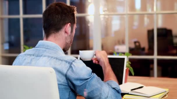 Zakenman drinken warme drank voor laptop — Stockvideo