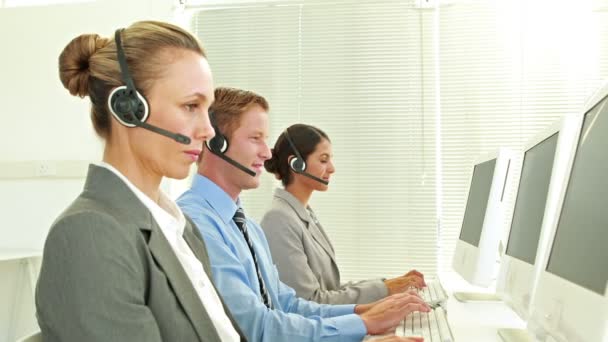 Business team som arbetar i callcenter — Stockvideo