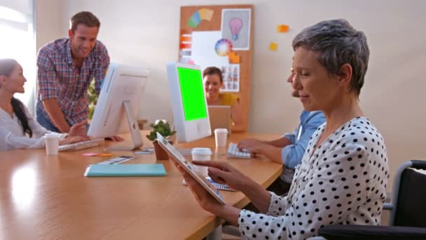 Businesswoman using tablet computer — Stock Video