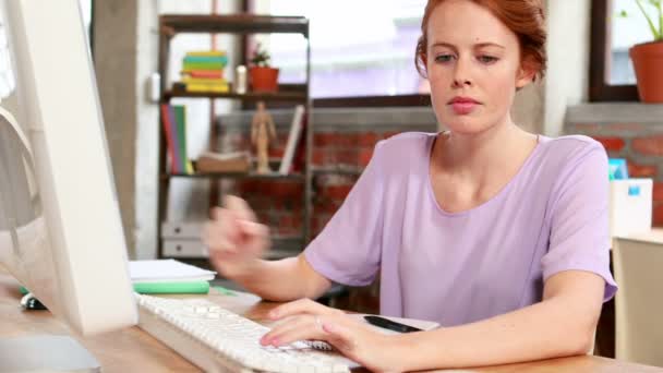 Casual businesswoman on the phone at her desk — Stock Video