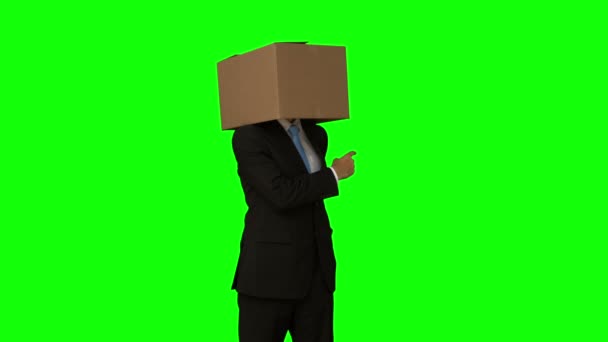 Бізнесмен стоїть з коробкою над головою — стокове відео