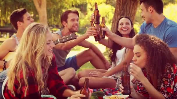Teman-teman di taman sedang piknik — Stok Video