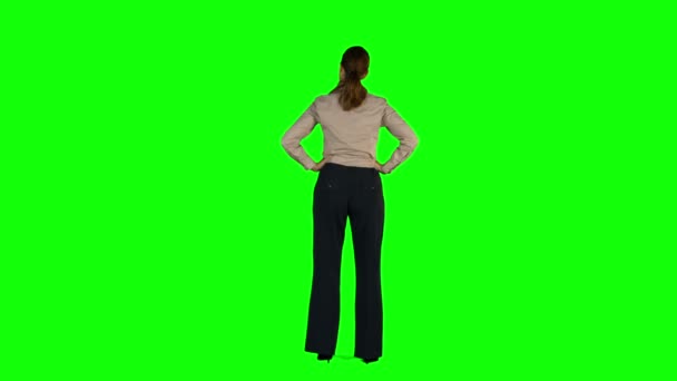 Affärskvinna som står med händerna på höfterna — Stockvideo