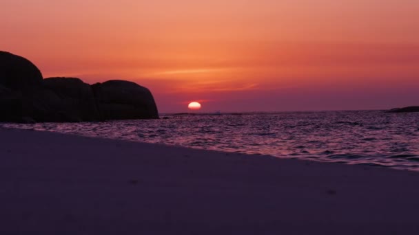 Sonnenuntergang an einem schönen Strand — Stockvideo