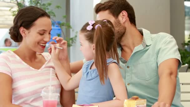 Família desfrutando de almoço no restaurante — Vídeo de Stock