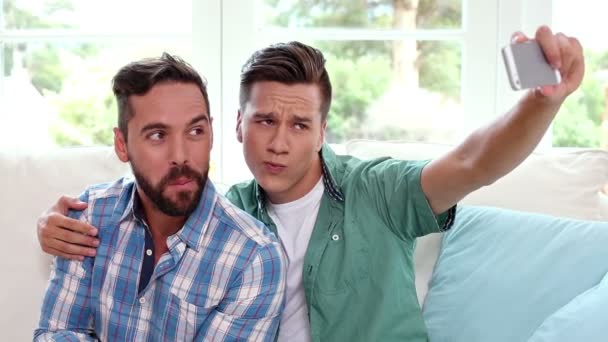 Gay pár pohodové užívání selfie — Stock video