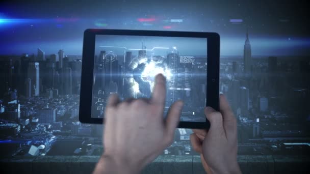 Uma nova interface de tablet sendo usada em uma cidade grande — Vídeo de Stock