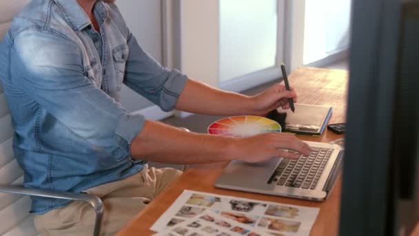 Schöne Designerin arbeitet mit Tablet — Stockvideo