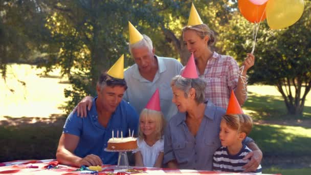 Щаслива сім'я, що святкує день народження — стокове відео