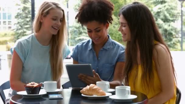 Estudiantes guapos pasando el rato en la cafetería del campus usando tableta — Vídeo de stock