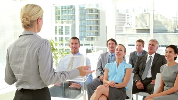 Mujer de negocios haciendo preguntas durante la conferencia — Vídeos de Stock