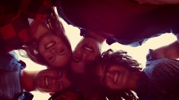 Друзья улыбаются в парке перед камерой — стоковое видео