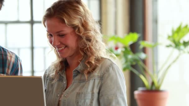 Zakelijke ploeg die een vergadering met laptop — Stockvideo