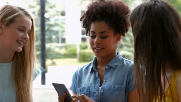 Mooie studenten opknoping in campus café — Stockvideo