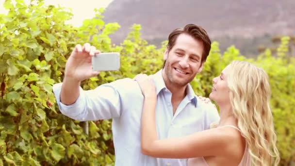 Feliz pareja sonriente tomando una selfie — Vídeo de stock