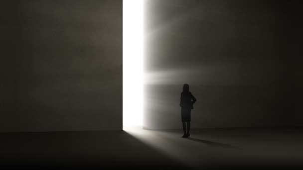 Businesswoman looking at light shining through opening — Stock Video