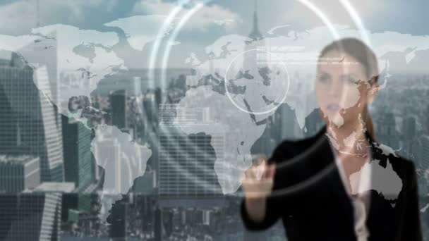 Mujer de negocios tocando interfaz futurista con la ciudad en el fondo — Vídeos de Stock
