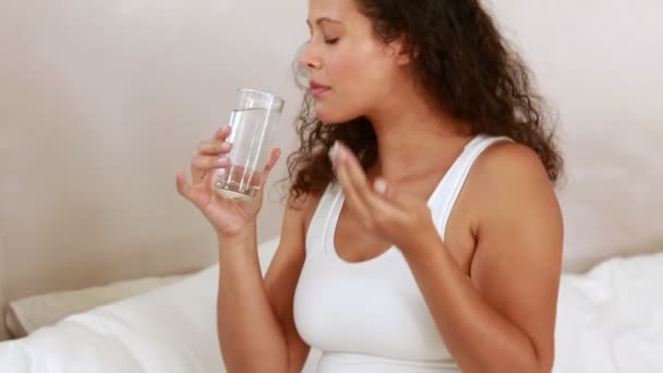 Femme enceinte prenant un comprimé de vitamine — Video