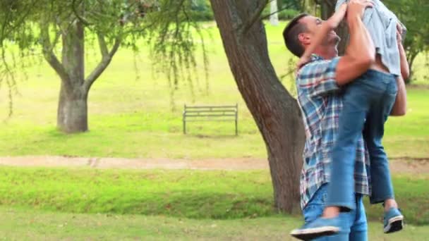 Padre e hijo divirtiéndose en el parque — Vídeo de stock