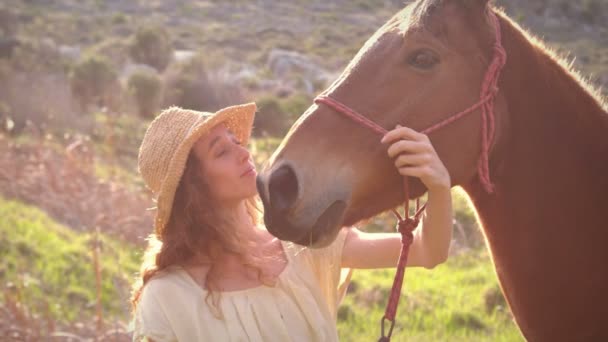 Mulher de pé ao lado de Cavalo — Vídeo de Stock