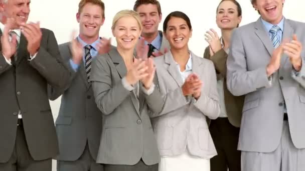 Les gens d'affaires applaudissent devant la caméra — Video