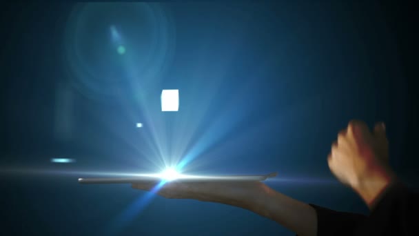 Femme d'affaires utilisant une tablette avec des cubes holographiques — Video