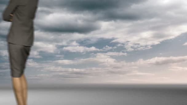 Mujer de negocios mirando una tormenta de ideas en el desierto — Vídeos de Stock