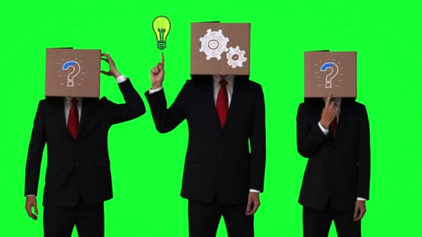 Team av affärsmän gömmer sig huvuden med lådor — Stockvideo