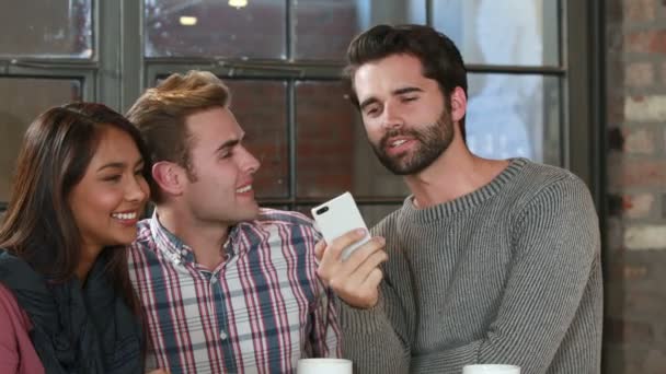 Hipster-Freunde diskutieren per Smartphone — Stockvideo