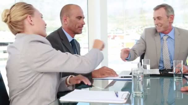 Gente de negocios estrechando la mano durante la reunión — Vídeo de stock