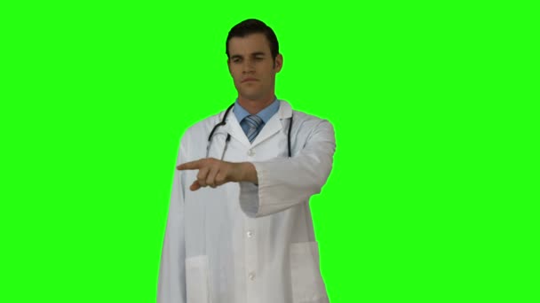 Ayakta ve işaret eden genç doktor — Stok video