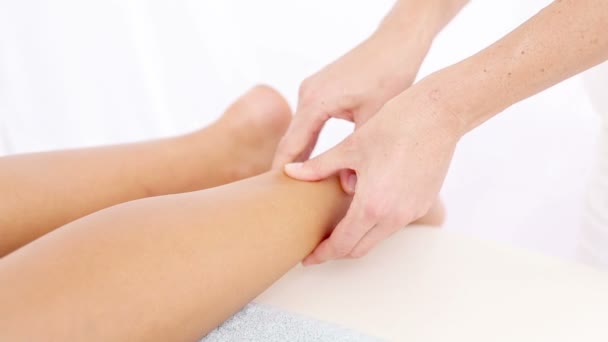 Physiothérapeute faisant massage des pieds — Video