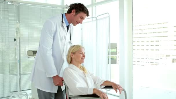 Artsen spreken met patiënt in rolstoel — Stockvideo