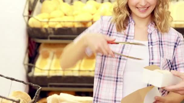 Joven pareja feliz comprando pan — Vídeos de Stock