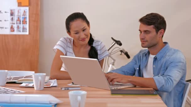 Equipo mirando la computadora y el ordenador portátil — Vídeos de Stock