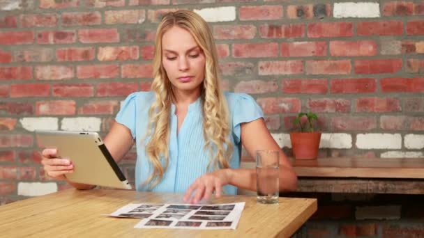 Fotoredigerare arbetar på hennes skrivbord med hjälp av Tablet PC — Stockvideo