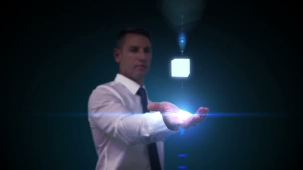 Affärsman presentera holografisk kuber — Stockvideo