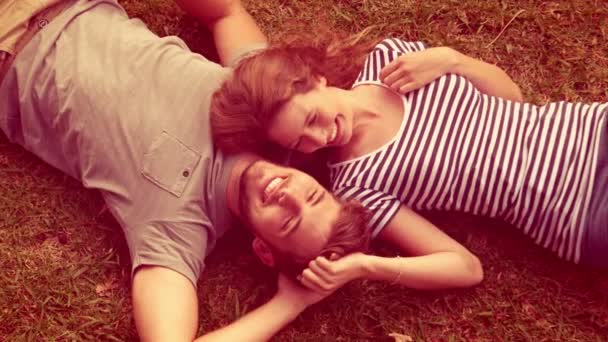 Par liggande tillsammans i parken — Stockvideo