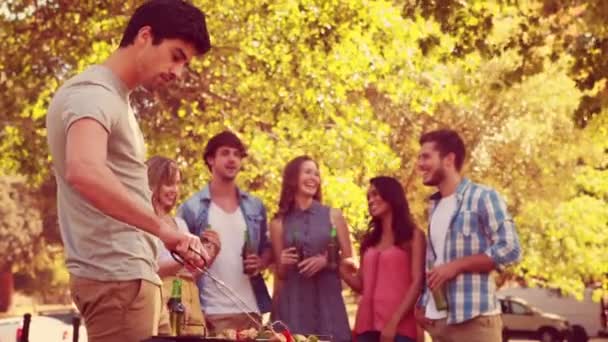 Amigos en el parque haciendo barbacoa — Vídeo de stock