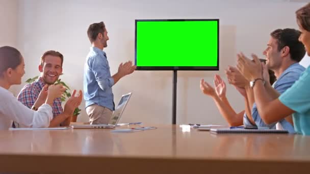 Команда смотрит телевизор с зеленым экраном — стоковое видео