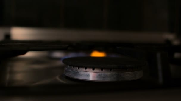 Газовая плита с включенным пламенем — стоковое видео