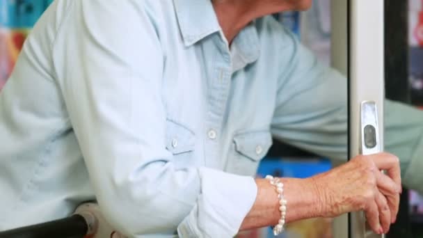 Mujer de compras en tienda de comestibles — Vídeos de Stock