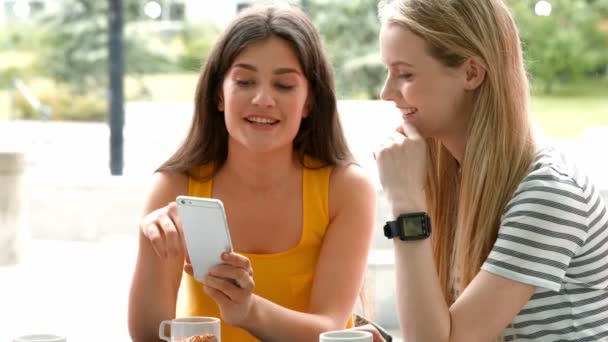 Students hanging out in campus cafe — Stock Video