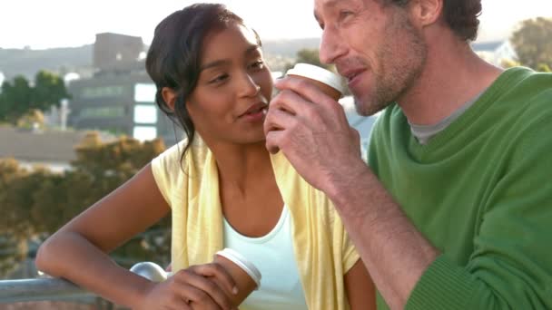 Geschäftspaar trinkt Kaffee zum Mitnehmen — Stockvideo
