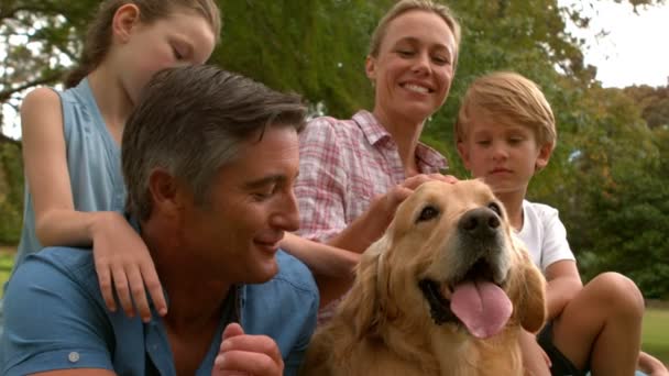 Familia en el parque con su perro — Vídeo de stock