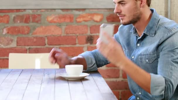 Feliz hombre hipster mensajes de texto y llamando — Vídeo de stock