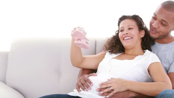 Беременная женщина в детской обуви — стоковое видео